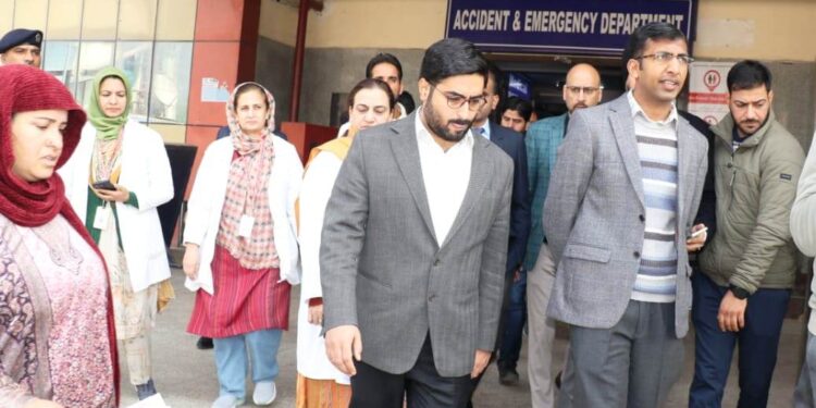 Div Com Kashmir, Deputy Commissioner Srinagar Visit SMHS, Ujala Hospitals; enquire about well-being of injured persons