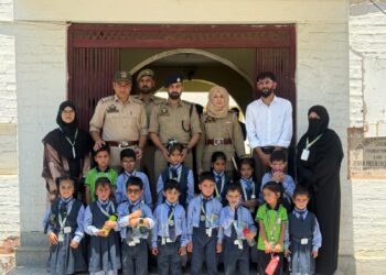 Kupwara Police Organizes Educational Visit for Child Care Pre School Lolab Students at Police Station Sogam