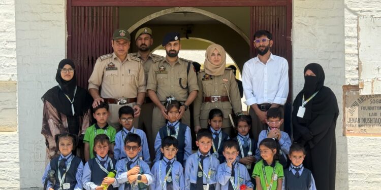 Kupwara Police Organizes Educational Visit for Child Care Pre School Lolab Students at Police Station Sogam
