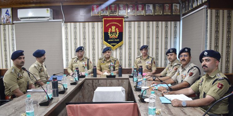 IGP KASHMIR SHRI SUJIT KUMAR-IPS REVIEWS SECURITY, LAW & ORDER AND CRIME SCENARIO IN KUPWARA